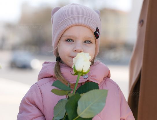 Oferiţi flori femeilor