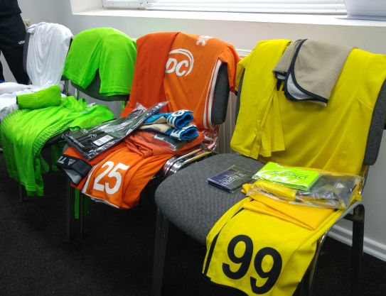 Nous jouerons en t-shirts jaunes