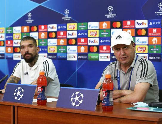 Conférence de presse après Dinamo